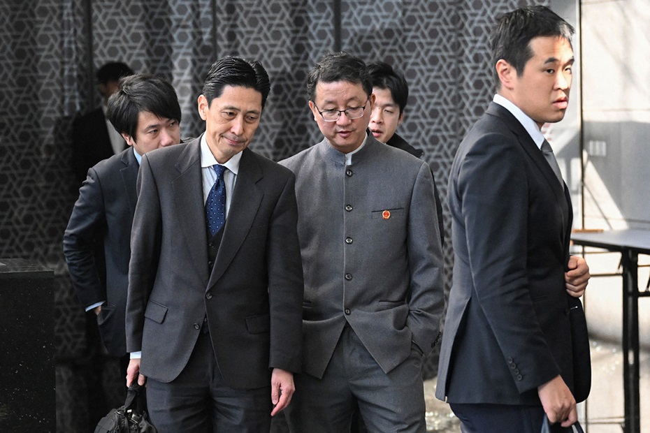 Masaaki Kanai and Chinese Director-General of the Department of Asian Affairs Liu Jinsong