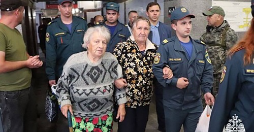 Russian EMERCOM personnel assist Russian civilians