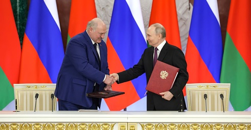 Russian President Vladimir Putin and Belarus President Aleksandr Lukashenko exchange Agreements signed at a mutual press conference