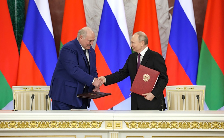 Russian President Vladimir Putin and Belarus President Aleksandr Lukashenko exchange Agreements signed at a mutual press conference