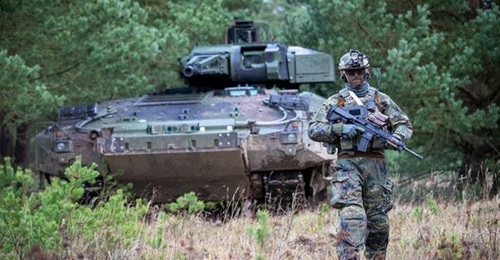 A German infantryman equipped with the current IdZ system, which is integrated with the Puma infantry fighting vehicle.