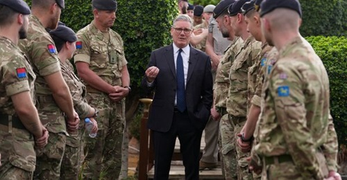 Prime Minister Keir Starmer talks to British personnel that include members of the 7th Air Defence Group at Saudi Arabia's King Fahd Air Base on 8 April 2026.