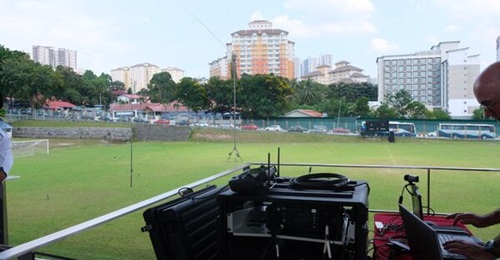 The HF XL radio - seen here in the Malaysian demonstration - incorporates a cognitive engine that selects frequencies to sustain communications in contested environments.
