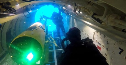 A US Navy Razorback UUV being deployed from the dry deck shelter of a French Suffren-class nuclear attack submarine in March 2026.