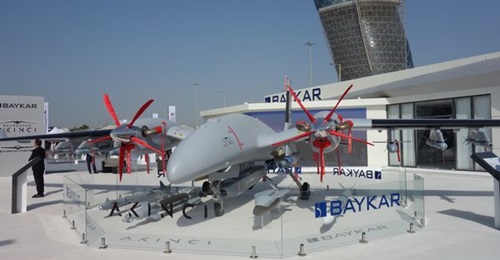 A fully loaded Baykar Akinci UAV seen at IDEX 2023. There are four hardpoints on each wing along with a hardpoint on the fuselage centreline.