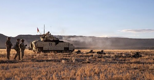 Soldiers assigned to 4th Infantry Division conduct a live-fire exercise during Ivy Sting 4 on Fort Carson, Colorado, 30 January 2026.