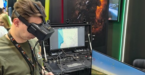 Representative from L7 Simulators using the Vartovii simulated training system to operate an interceptor UAV at Eurosatory 2026.