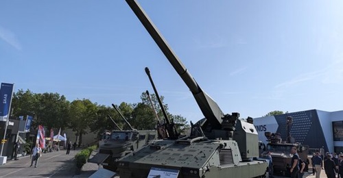 Diagonal front view of the KNDS RCH 155 tracked LORAS showcased at Eurosatory 2026.
