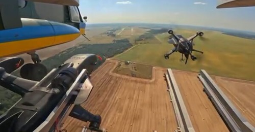 Screengrab from video posted on 24 August 2026 depicting Ukrainian Mi-8 helicopter equipped with at least three Litavr interceptor UAVs.