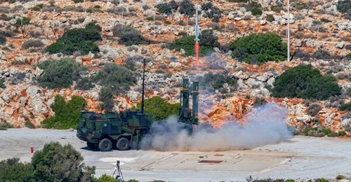The Luftwaffe conducted its first live firing of its IRIS-T SLM during Exercise 'Spartan Arrow' on Crete, the BMVg has announced.