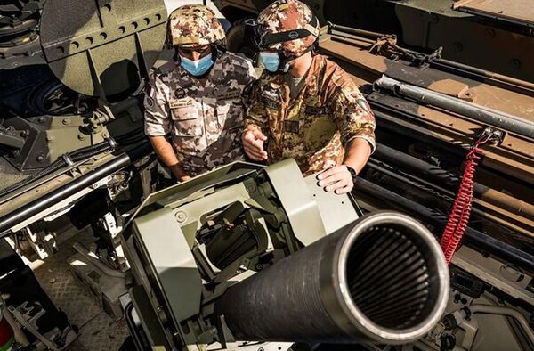 The 120 mm 2R2M mortar showing its loading tray to the rear of the 120 mm rifled mortar barrel  (Thales)