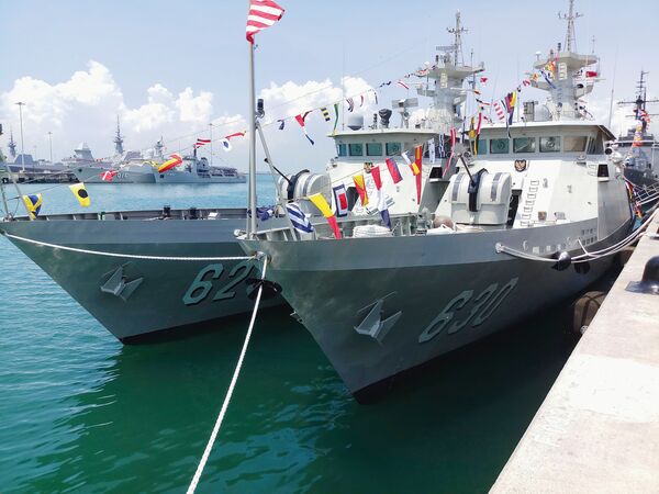 
        Two KCR-60M vessels, KRI 
        Tombak
         and KRI 
        Halasan
        , at the IMDEX 2019 exhibition. 
        Tombak
         is undergoing an installation process for the A-220M 57 mm naval gun. 
       (Janes/Ridzwan Rahmat)
