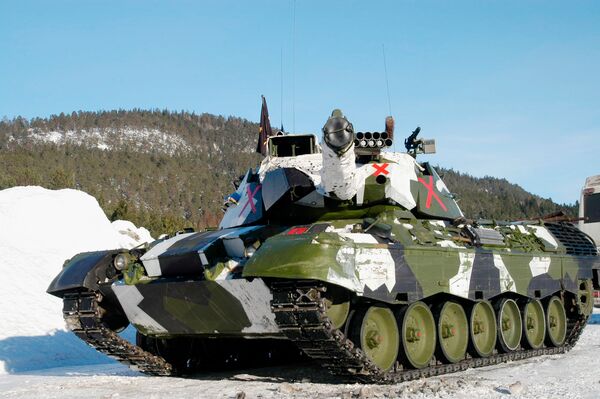 Норвезький основний бойовий танк (ОБТ) Leopard A1 зі складу 2-го бронетанкового батальйону під час навчань "Бойовий грифон 2005". (Джейнс/Патрік Аллен)
