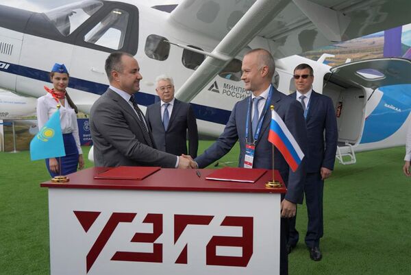 Kazakhstan Aerospace Industries' Daniyar Amangildin (l) and Ural Civil Aviation Works' Vadim Badekha (r) at the signing of KAI's acquisition of a 20% stake in Baikal-Engineering by KAI at the MAKS 2021 Air Show in Moscow, Russia. (Kazakhstan Ministry of Industry and Infrastructure Development)