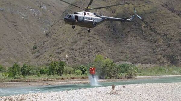 A Peruvian Mil Mi-17 helicopter collecting water from Lake Huacarpay to fight wildfires on 8 August 2021. (Peruvian Air Force (FAP) )