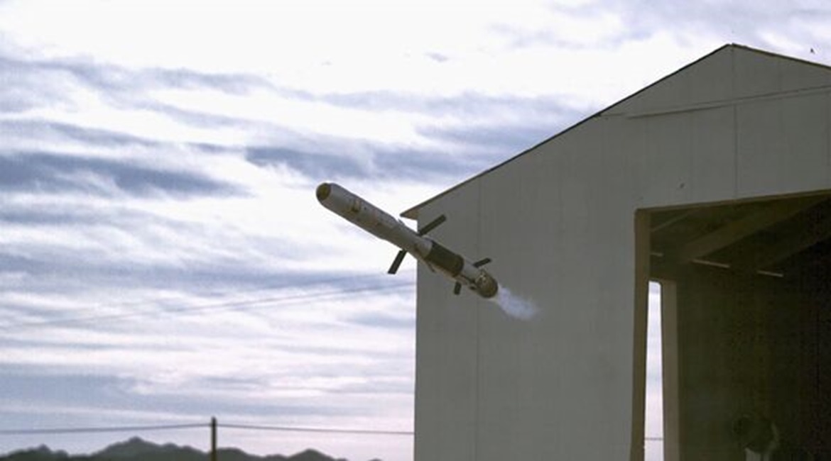 A Saab/Raytheon 84 mm GMM launched from an enclosed space during the fire System Capability Demonstration of the all-up GMM round at Yuma Proving Ground, Arizona, in November 2020.