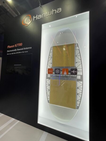 The A7700 airborne flat panel OTM satcom antenna displayed at DSEI 2023 and designed by Hanwha Phasor enables multi-orbit connectivity.