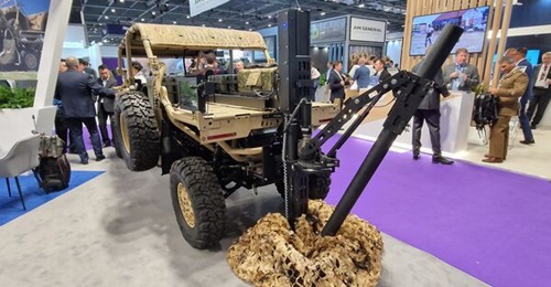 The Alakran-S mounted on a Polaris MRZR Alpha 4 all-terrain vehicle at DSEI in September 2023. The mortar is shown in its deployed position, with the screen for the fire-control system on the left side.