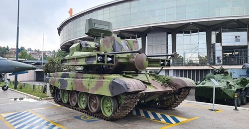 Reminiscent of an earlier trend in SPAAG design, the Harpas system utilises a M-84 main battle tank hull combined with a turret equipped with anti-aircraft weaponry.