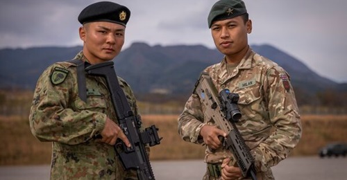 A Gurkha from 1 Royal Gurkha Rifles with an L85A3 5.56 mm assault rifle (right) next to a Japan Ground Self-Defense Force 1st Airborne Brigade paratrooper with a Howa Type 20 5.56 mm assault rifle (left) during Exercise 'Vigilant Isles' in Somagahara C...