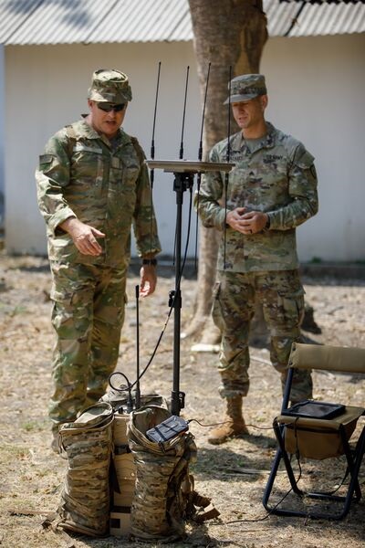 US Army 125th Intelligence and Electronic Warfare (IEW) Battalion, Electronic Warfare team, trained 25th Infantry Division soldiers on the V-MAX jamming backpack during the 'Super Garuda Shield 23' exercise in September.
