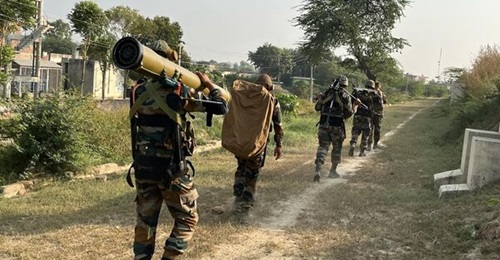 Indian Army soldiers wearing a combination of Newndra's JaipurBelt and ArmMax exoskeletons while carrying ammunition and other load.