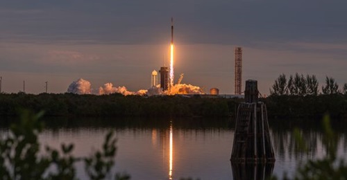 A Falcon 9 rocket carrying a Starlink payload launches from Kennedy Space Center in Florida on 17 December 2022.