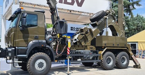 The Bulgarian Land Forces is using this Iveco Astra HD9 recovery truck able to tow vehicles of up to 25 tonnes.