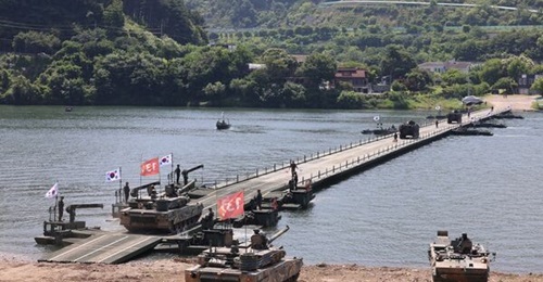 In a pontoon bridge mode, eight KM3s can be connected (pictured above) in 20 minutes to create a 100 m single bridge for mobile units to cross rivers.