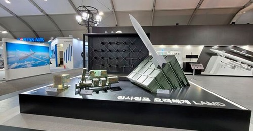 At ADEX 2021 LIG Nex1 displayed scale models of a number of battery components related to the LIG Artillery Missile Defense VSHORAD and C-RAM system it is developing for the South Korean military.