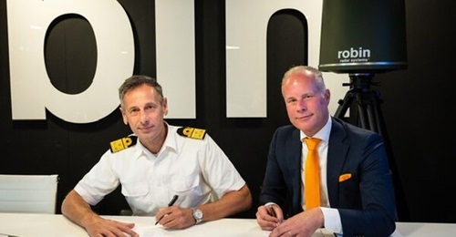 Robin Radar Systems will send its radar-based C-UASs to Ukraine following a contract signed between the CEO, Siete Hamminga (right), and Commander of the Materiel and IT Command (COMMIT) Vice Admiral Jan Willem Hartman.