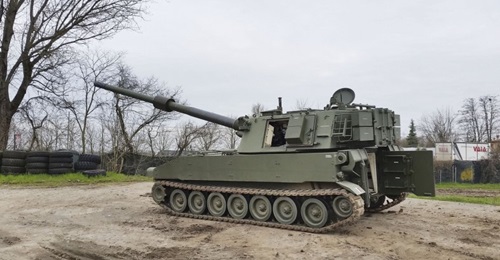 An upgraded Italian M109L from the rear fitted with the Leonardo 155 mm/52 calibre ordnance partly elevated, and with spades either side of the hull in raised position.