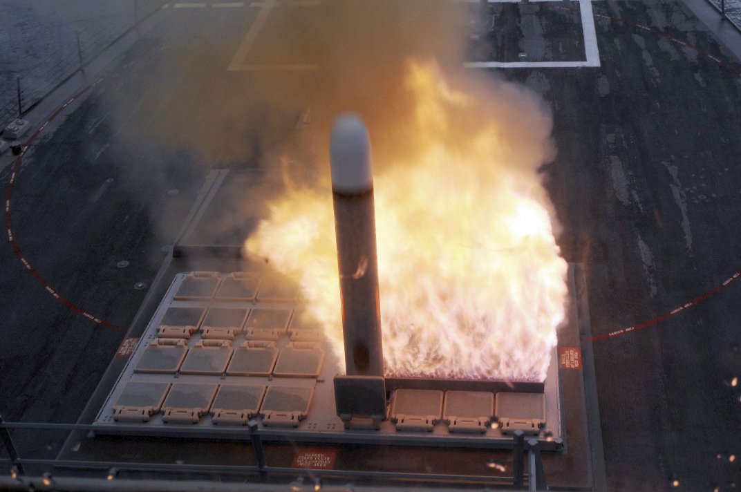 A Block IV Tactical Tomahawk SLCM is test-fired from the Mk 41 VLS onboard the USN’s Arleigh Burke-class guided-missile destroyer USS Farragut. There is debate over whether converting Tomahawk missiles for land-based deployment would be part of any US plan to respond to the collapse of the INF Treaty. (US Navy )