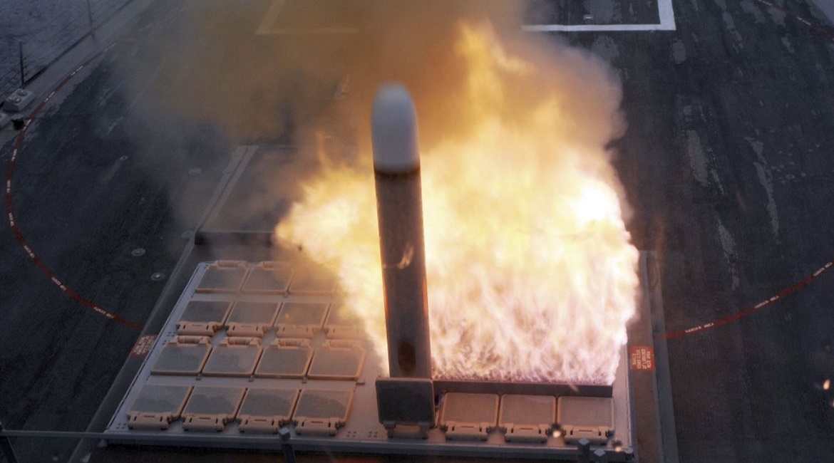 A Block IV Tactical Tomahawk SLCM is test-fired from the Mk 41 VLS onboard the USN's Arleigh Burke-class guided-missile destroyer USS Farragut. There is debate over whether converting Tomahawk missiles for land-based deployment would be part of any US ...