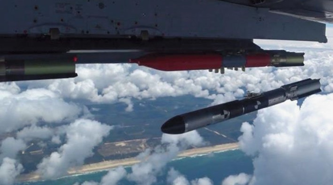 A prototype BAT-120LG round being released from a French Air Force Mirage 2000D at Biscarrosse, southwest France, in June 2018. This was the first guided release of the developmental munition.