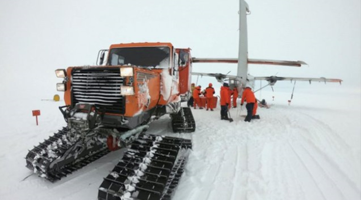 Argentine Air Force Twin Otter serial number T-85, pictured behind a Sno-Cat at Argentina's Belgrano II Base in Antarctica, where it arrived on 10 February 2019: the first time the base has been reached by air since November 1965.