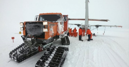 Argentine Air Force Twin Otter serial number T-85, pictured behind a Sno-Cat at Argentina's Belgrano II Base in Antarctica, where it arrived on 10 February 2019: the first time the base has been reached by air since November 1965.