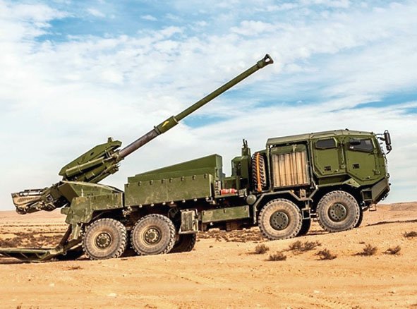 Two versions of the Elbit ATMOS, which is the basis for the IDF’s new self-propelled howitzer. (Elbit Systems)