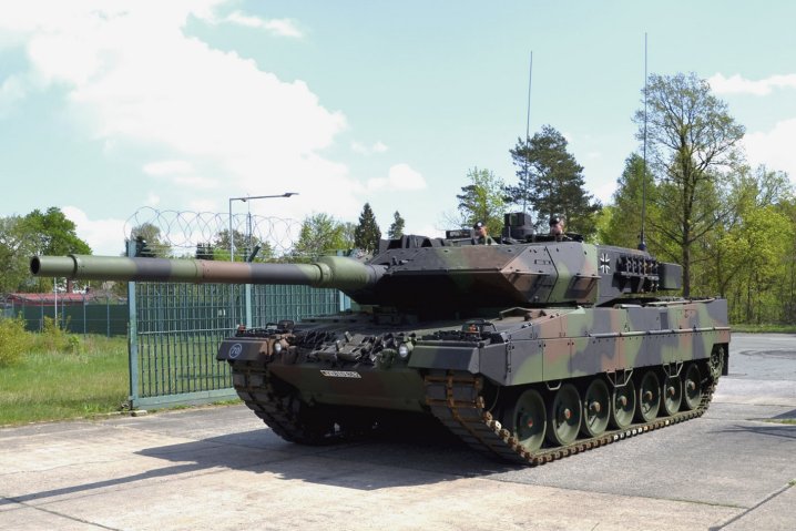 A total of 101 Leopard 2A6MA2 (pictured) and Leopard 2A6 MBTs will be upgraded to the Leopard 2A6MA3 standard by KMW. (Bundeswehr)