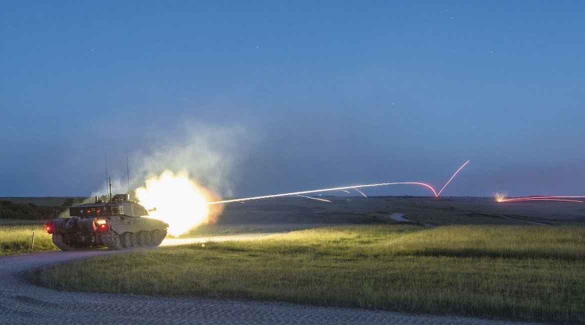 A Challenger 2 during the night firing of kinetic energy rounds down range.