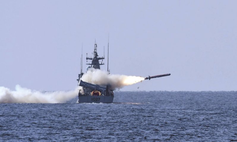 
        PNS
        Himmat
        firing the ‘Harbah’ missile in January 2018. The ship conducted a similar test-firing of the missile in April 2019.
       (Pakistan Navy)