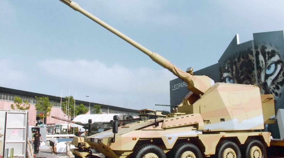 The KMW RCH 155 mates the Boxer 8x8 MRAV platform with the KMW Artillery Gun Module mounted on the rear.