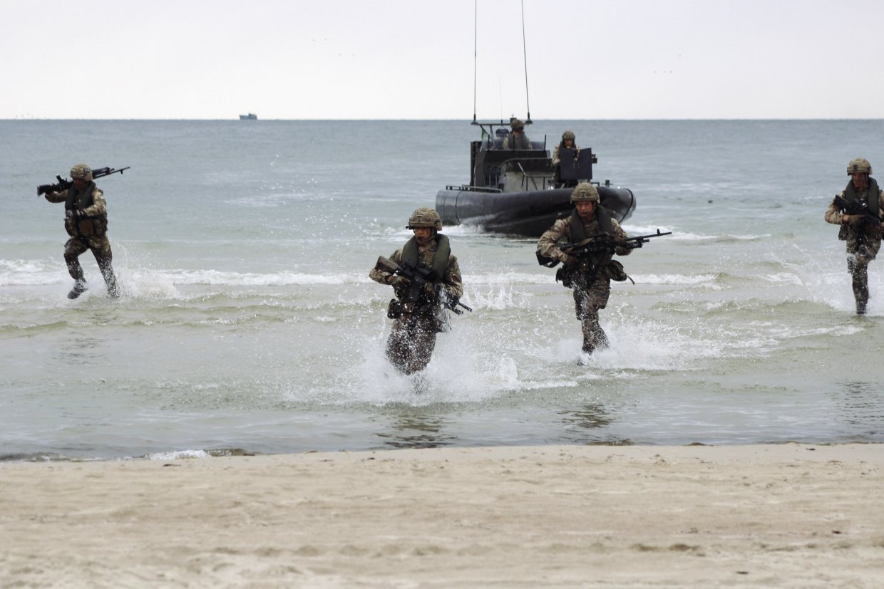 Marines disembark from raiding craft during an amphibious demonstration at Palanga Beach, Lithuania held as part of ‘BALTOPS 2019’. (Lee Willett)