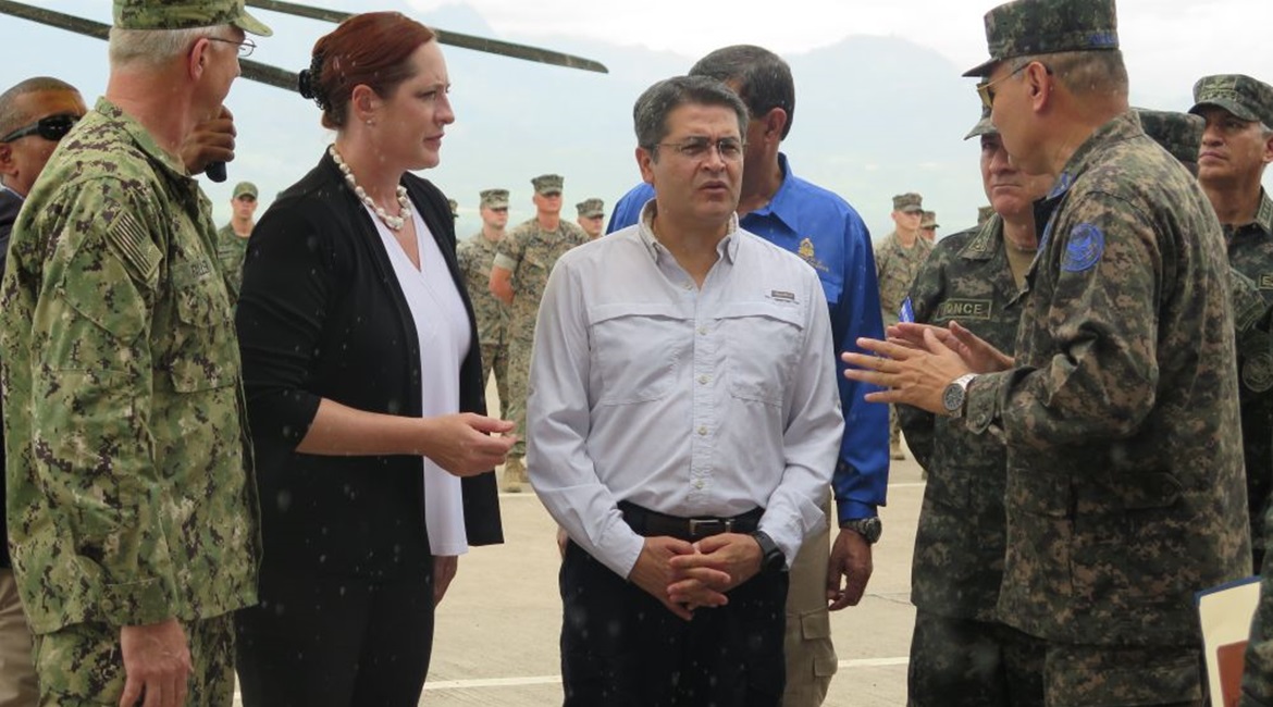 Honduran President Juan Orlando Hernández (centre) talks with USSOUTHCOM Commander Admiral Craig Faller (far left), the US Chargé d'Affaires to Honduras Heide Fulton (left), and other military officials from the region on 21 June. Military le...