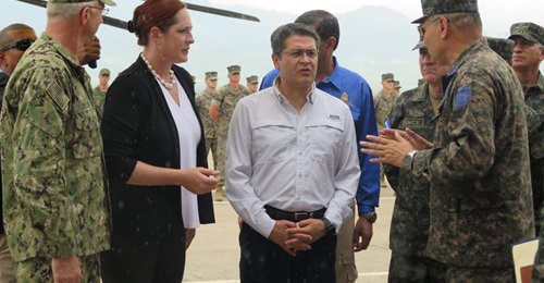 Honduran President Juan Orlando Hernández (centre) talks with USSOUTHCOM Commander Admiral Craig Faller (far left), the US Chargé d'Affaires to Honduras Heide Fulton (left), and other military officials from the region on 21 June. Military le...
