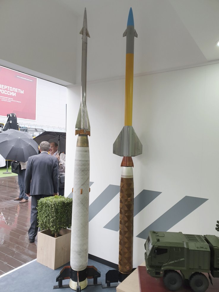 The new high-speed missile (left) and legacy 57E6 missile (right) were shown by KBP at the Army 2019 exhibition. Pantsir-S1M model is partially visible on the right.  (Mark Cazalet)