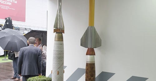 The new high-speed missile (left) and legacy 57E6 missile (right) were shown by KBP at the Army 2019 exhibition. Pantsir-S1M model is partially visible on the right.