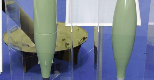 A Serbian 120 mm bomb fitted with a nose-mounted guidance/fuze module (right) and a rocket-assisted 120 mm mortar bomb (left).