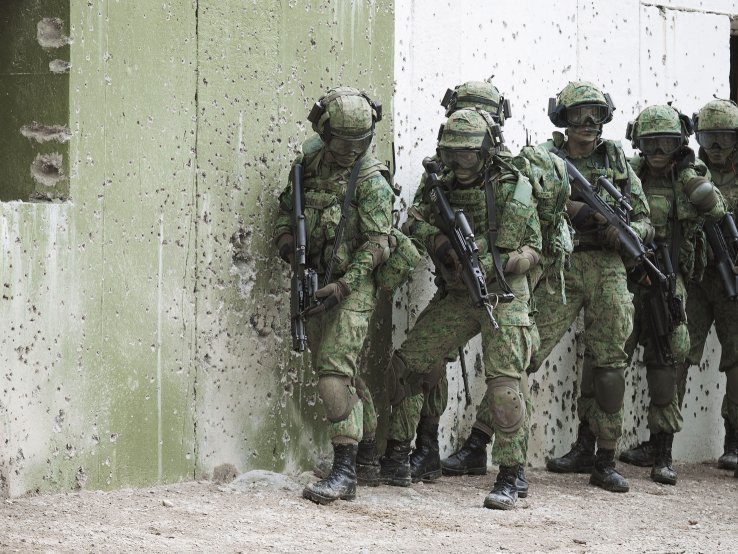 Singapore Army troops seen preparing to enter a mock building during urban warfare instruction. The service will have access to new high-tech urban operations training facilities from 2023. (IHS Markit/Kelvin Wong)