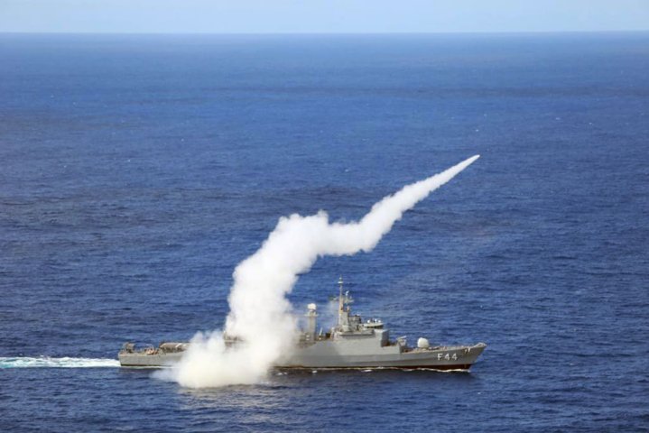 
        The Brazilian Navy frigate
        F Independencia
        fired the third and final prototype of the locally developed MANSUP anti-ship missile on 10 July.
       (Brazilian Navy)